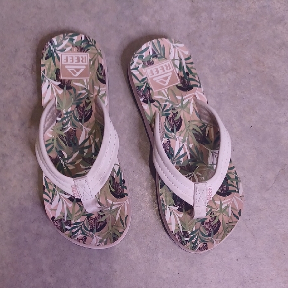 Reef Kids Flip Flops with Green and White Leaf Design - Picture 1 of 3